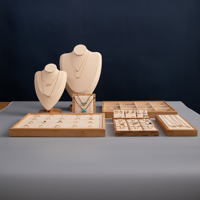 Индивидуальные мини-золотые кружевные ткани, покрытые деревянными ювелирными манекенами, демонстрируют набор